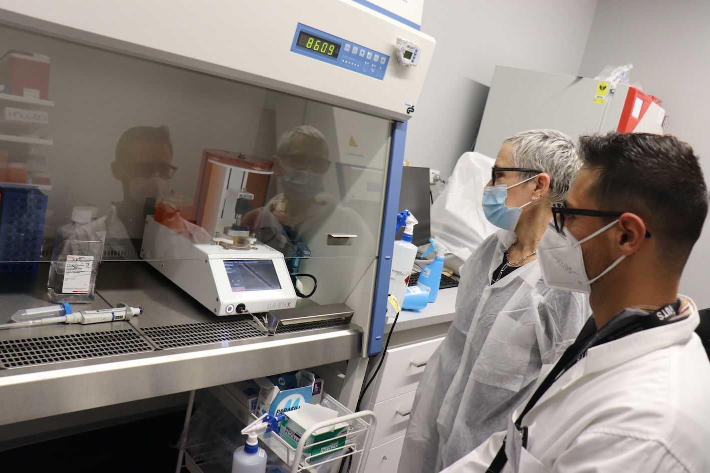 Bioporinting with the LumenX in the UTS lab, Carmine Gentile and Linda Dement